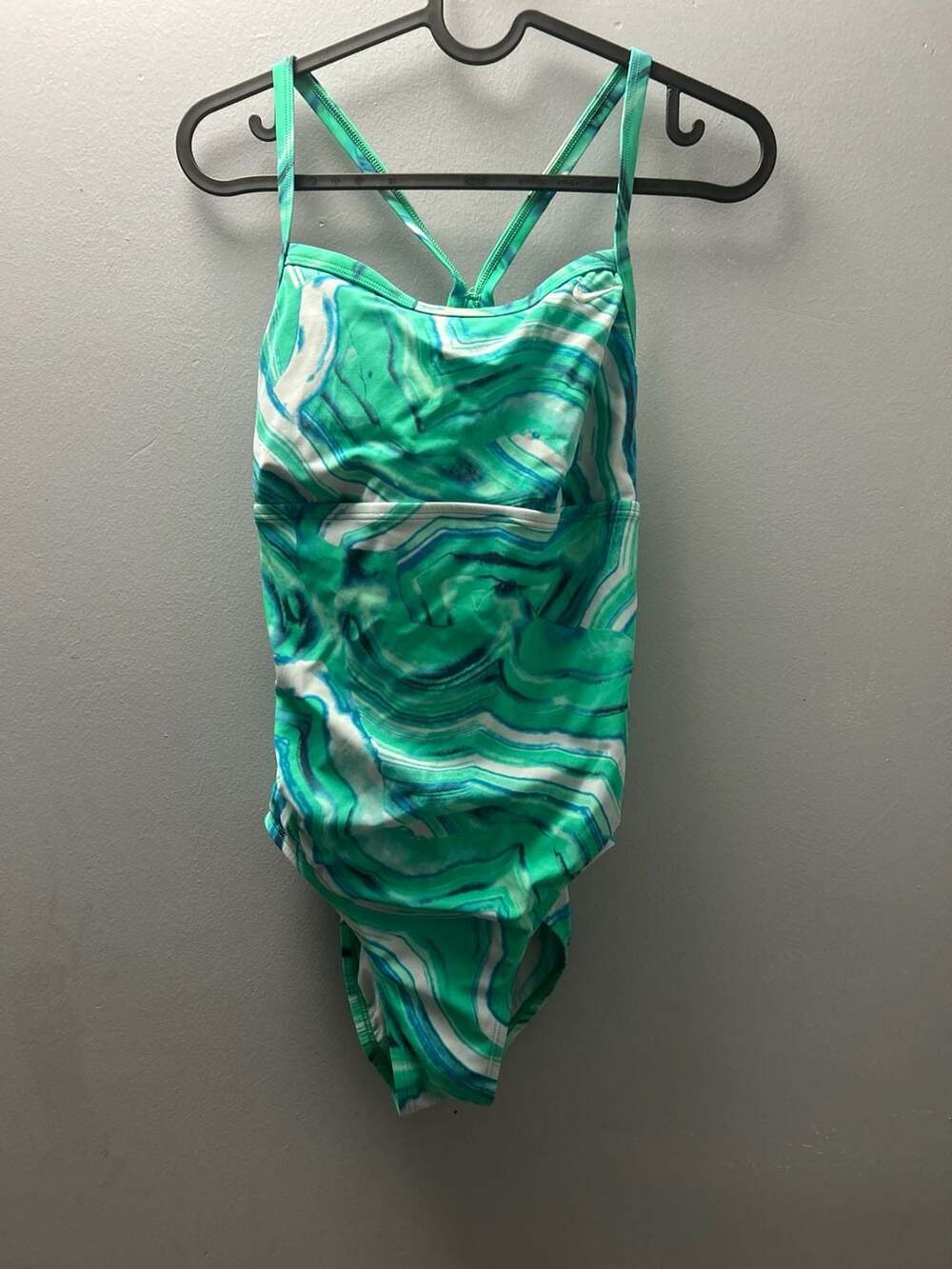Nike Women's HydraStrong Crystal Wave Racerback One-Piece Swimsuit
*missing pads